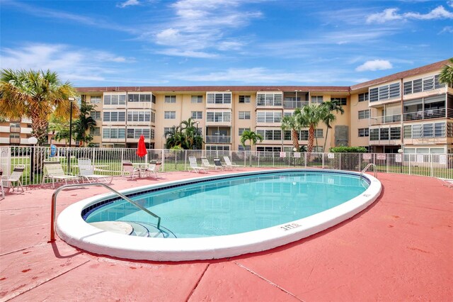 view of swimming pool