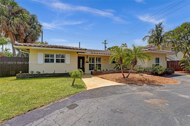 ranch-style home featuring a front lawn