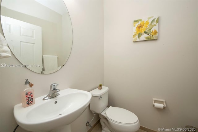 bathroom featuring toilet and sink