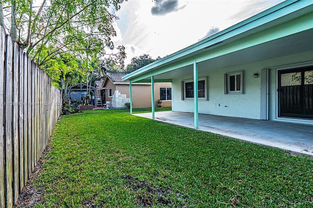 view of yard featuring a patio