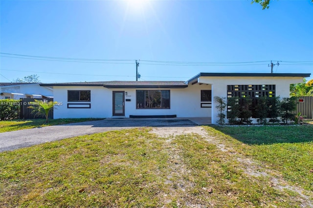 single story home with a front yard