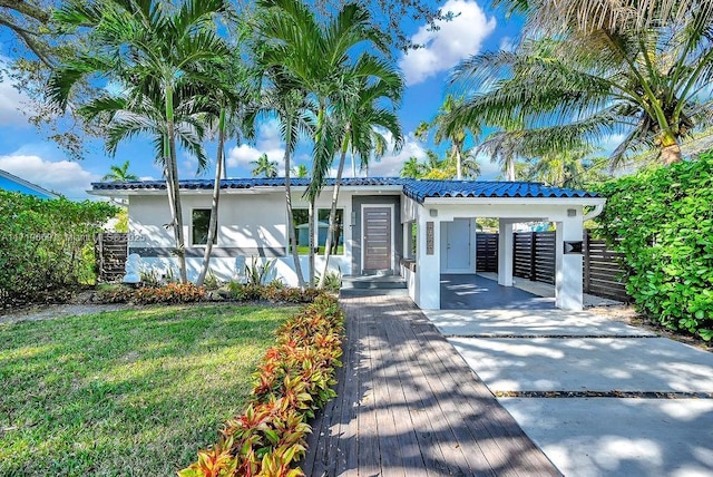 view of front of home with a carport and a front yard