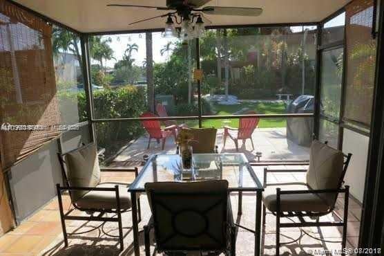 sunroom with ceiling fan