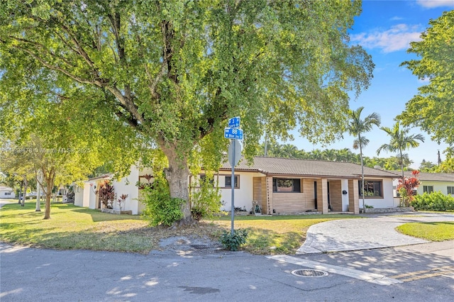 single story home with a front lawn