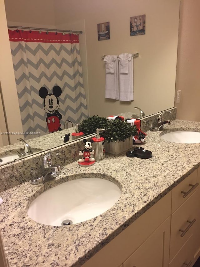 bathroom featuring a shower with shower curtain and vanity