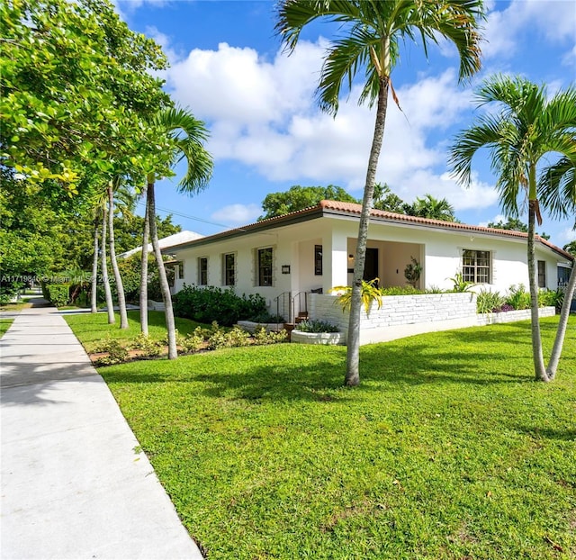 view of front of house with a front lawn