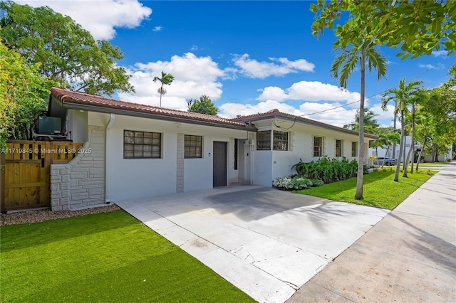 ranch-style home with a front lawn