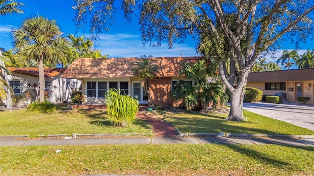 single story home with a front lawn