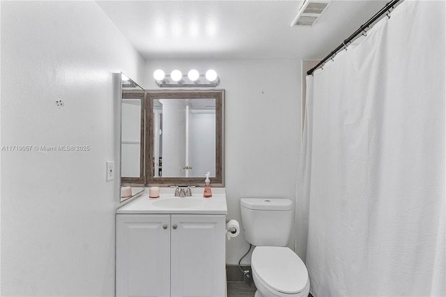 bathroom featuring a shower with curtain, vanity, and toilet