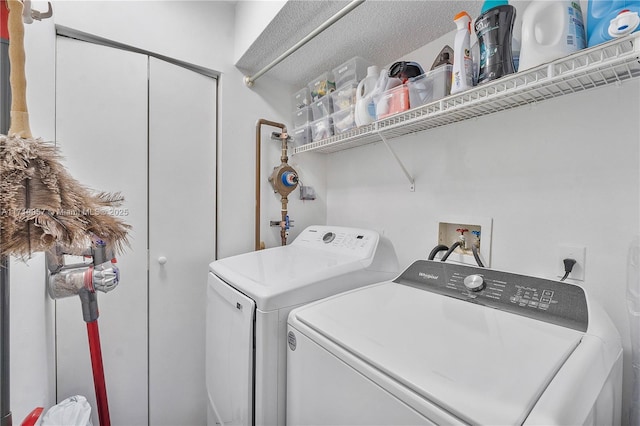 washroom featuring washing machine and clothes dryer