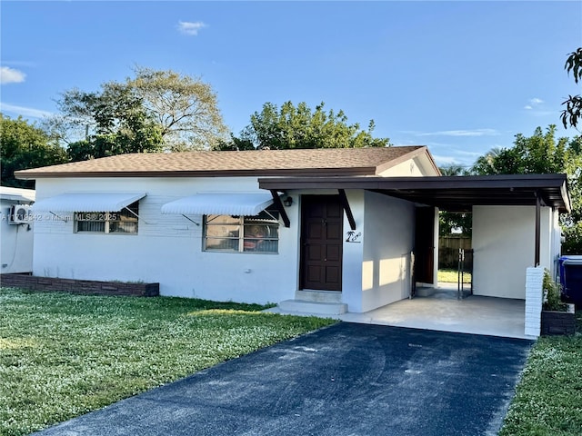 view of front of home featuring a carport and a front lawn