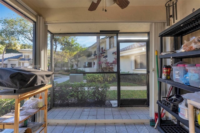 sunroom with ceiling fan