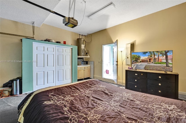 bedroom featuring ceiling fan, electric water heater, and a textured ceiling