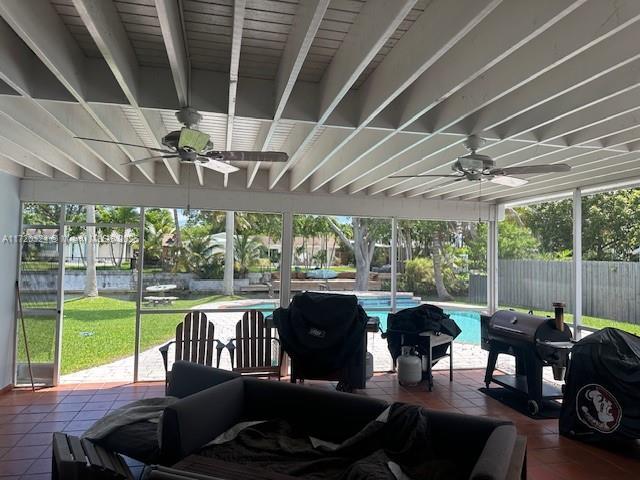 sunroom with ceiling fan