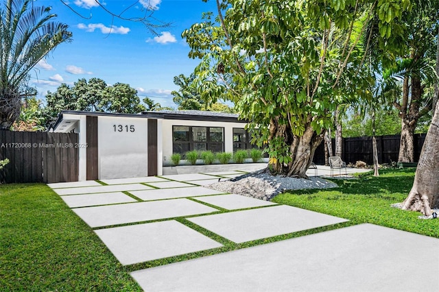 view of yard featuring a patio