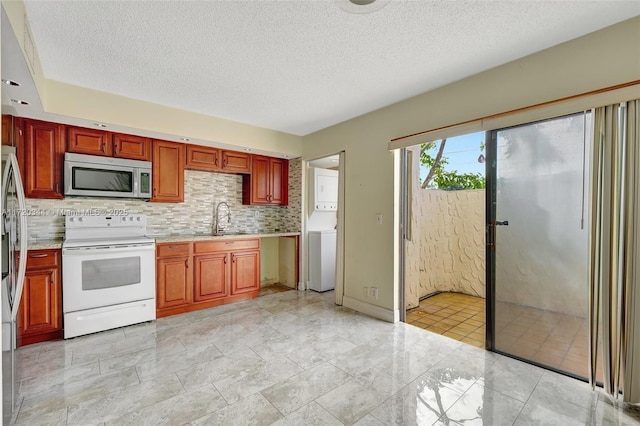 kitchen with tasteful backsplash, a textured ceiling, sink, stacked washer and clothes dryer, and white range with electric cooktop