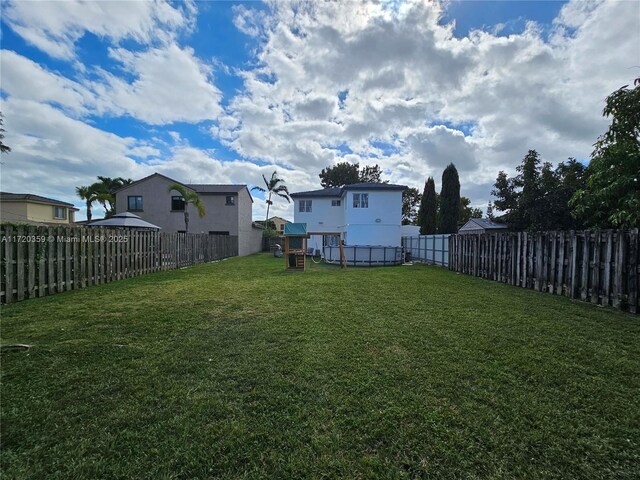 view of yard featuring a swimming pool