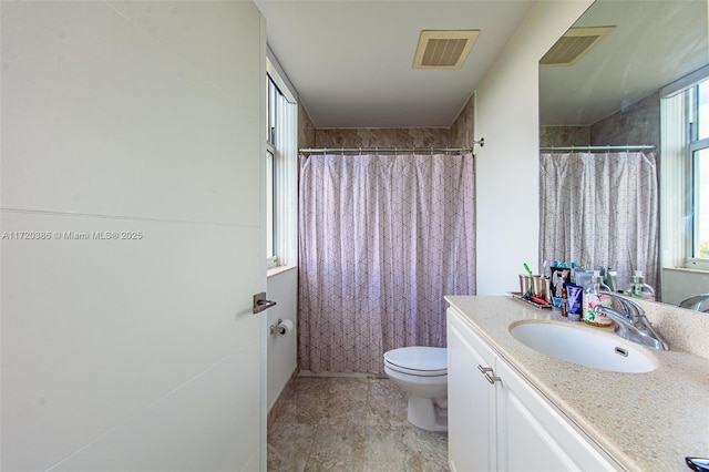 bathroom featuring a shower with curtain, vanity, and toilet