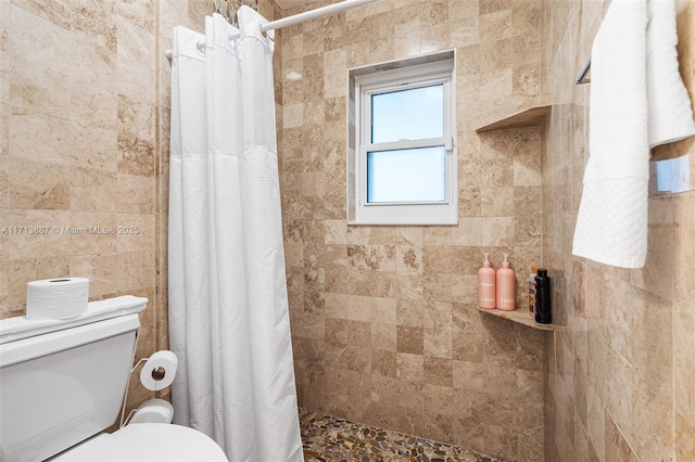 bathroom featuring a shower with shower curtain and toilet