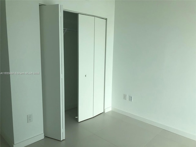 unfurnished bedroom featuring a closet