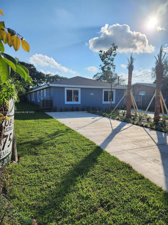 single story home with a front lawn