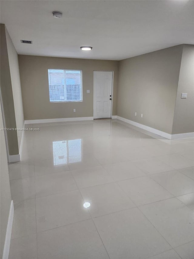 unfurnished room featuring light tile patterned flooring