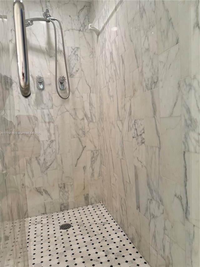 bathroom featuring a tile shower