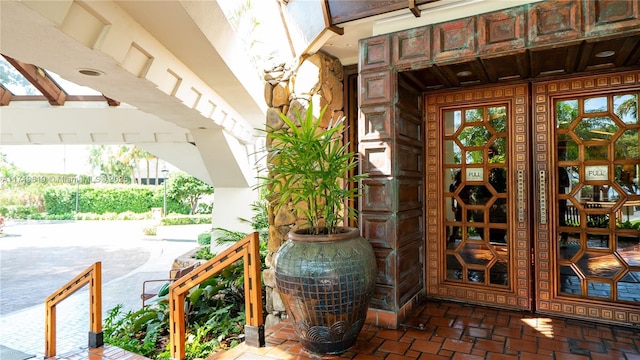 property entrance featuring a porch