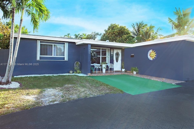 view of front facade featuring a front yard