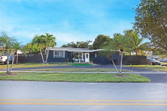 ranch-style home featuring a front lawn