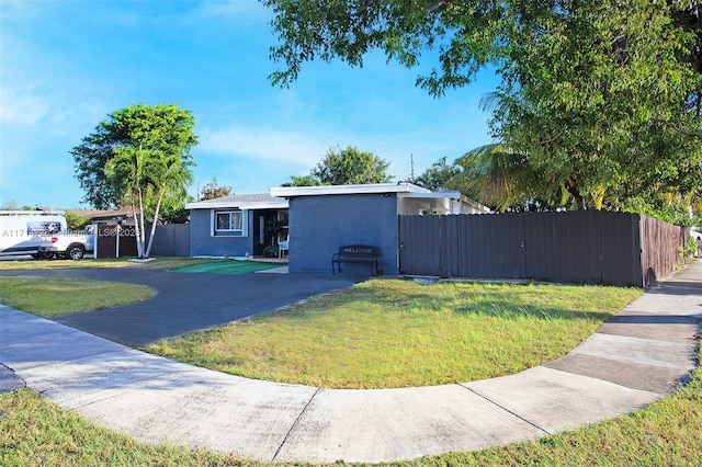 view of front of home featuring a front lawn