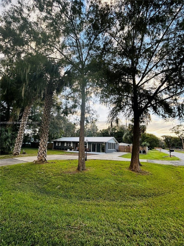 view of front of home featuring a lawn