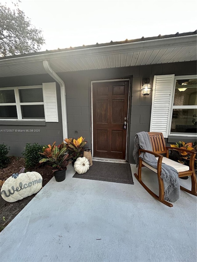 entrance to property featuring covered porch