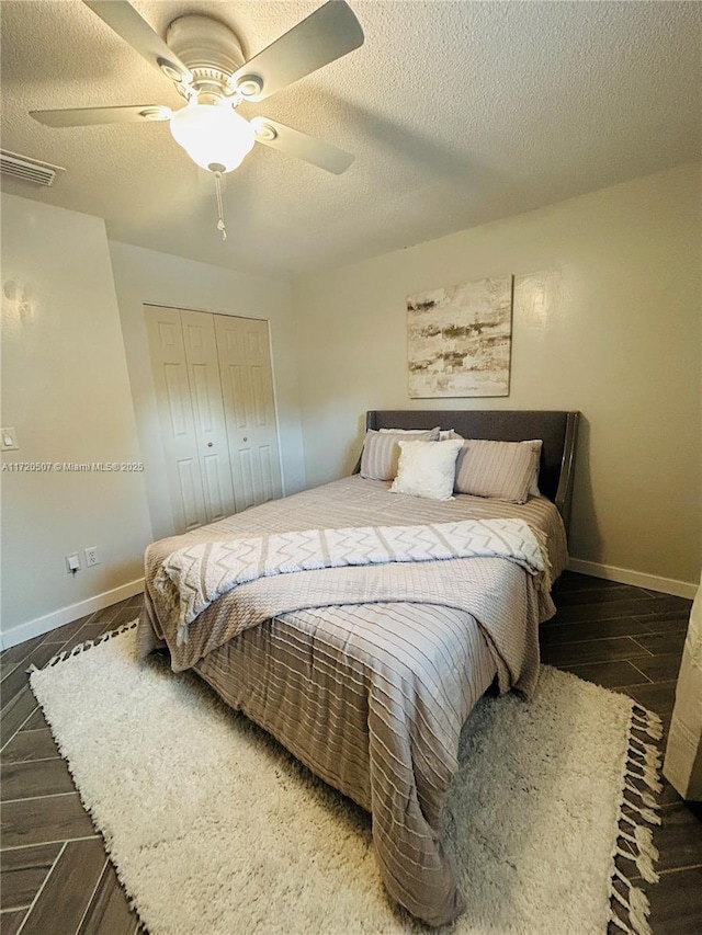 bedroom featuring ceiling fan, a closet, and a textured ceiling