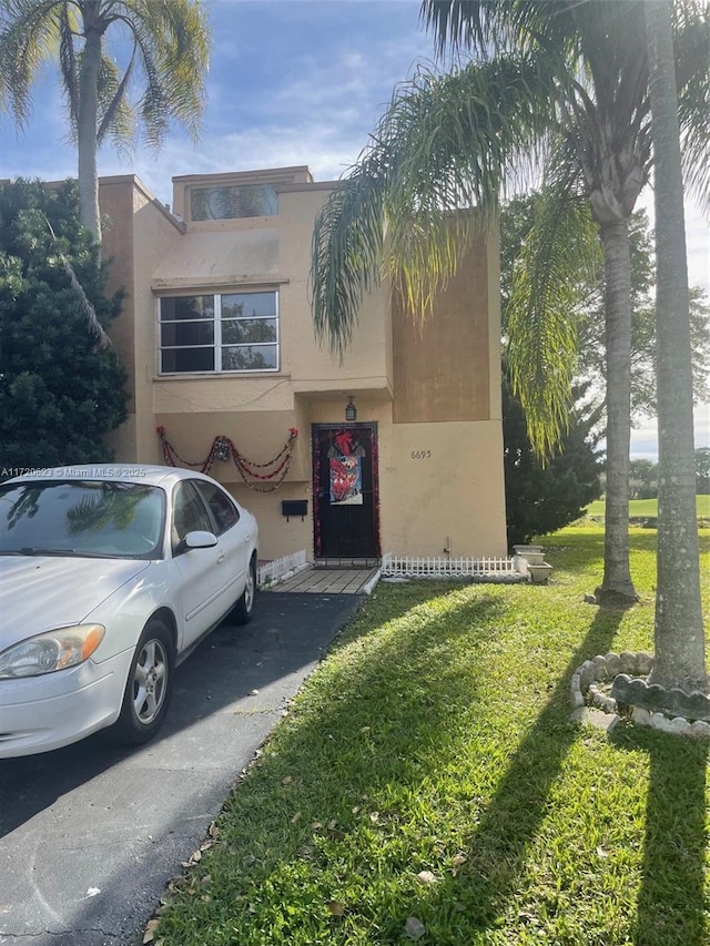 view of front of home featuring a front yard