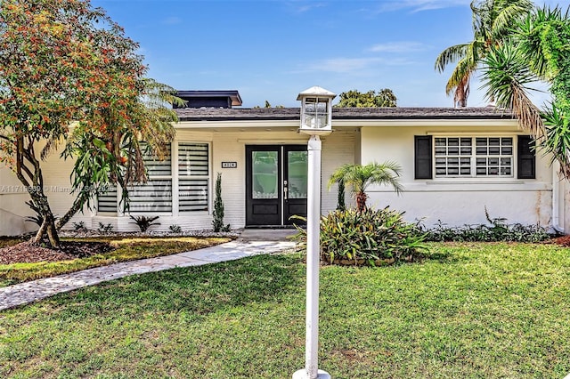 view of front of home featuring a front lawn