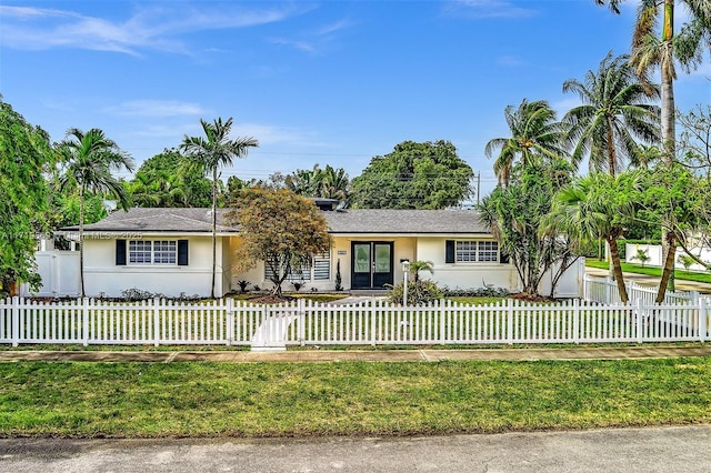 single story home featuring a front yard