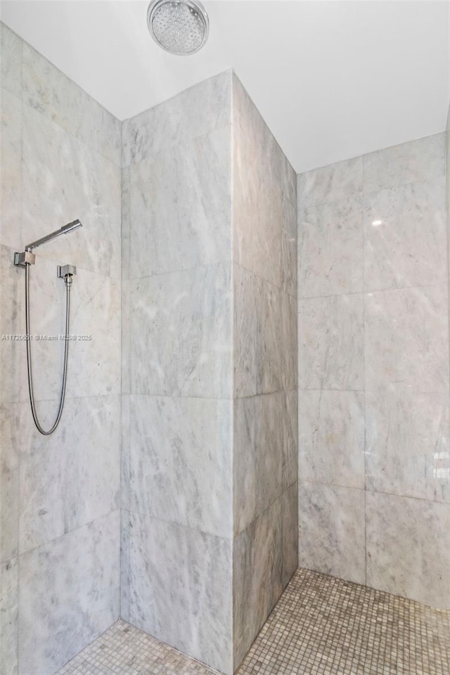 bathroom featuring tiled shower