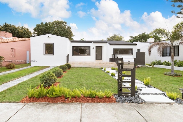 view of front facade featuring a front lawn