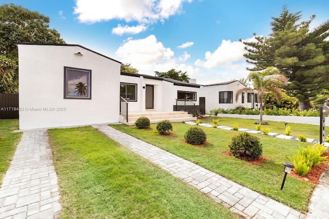 view of front facade featuring a front lawn