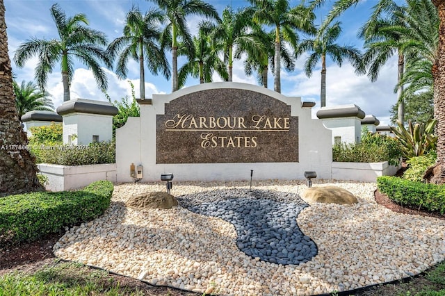 view of community / neighborhood sign