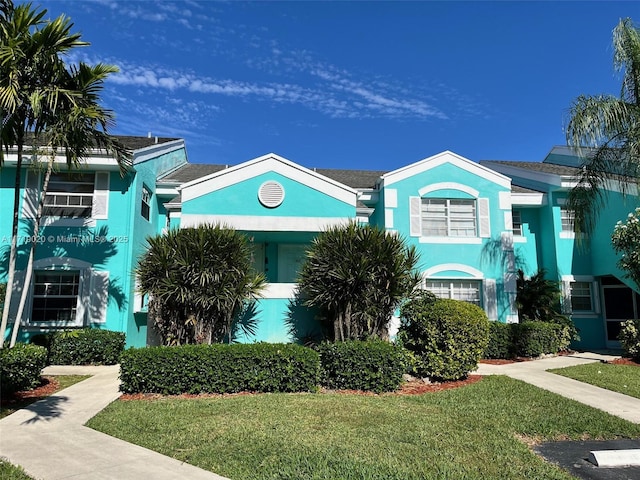 view of front of property with a front lawn