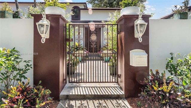 1524 39th St, West Palm Beach, FL 33407 - gate with fence