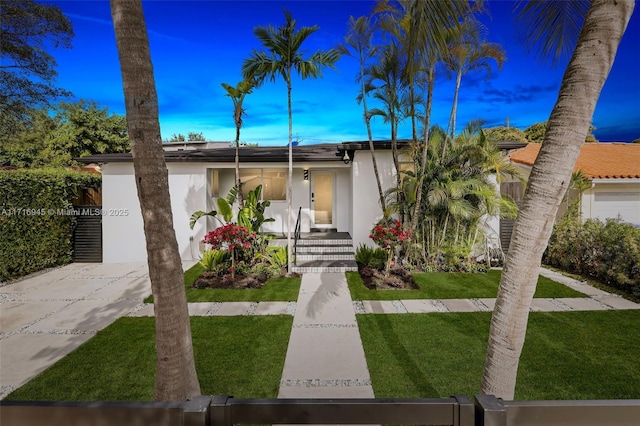 view of front of home featuring a front lawn