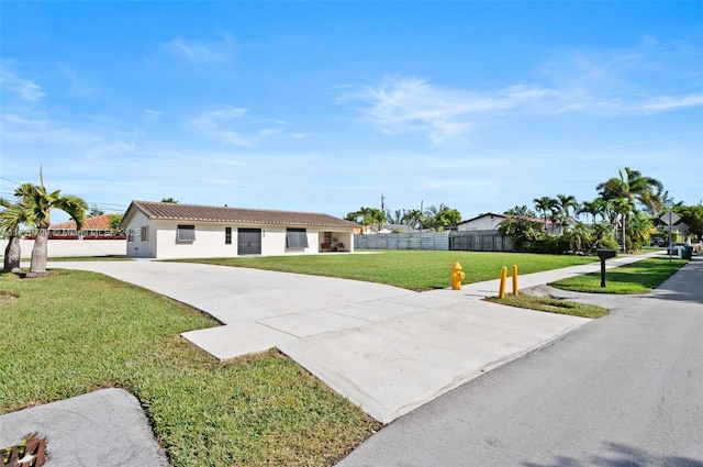 single story home featuring a front lawn