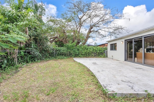 100 NE 51st St, Oakland Park, FL 33334 - view of yard with a patio