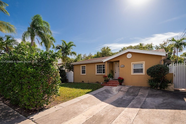 single story home featuring a front yard