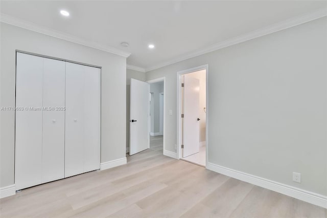 unfurnished bedroom featuring baseboards, crown molding, light wood-style floors, a closet, and recessed lighting