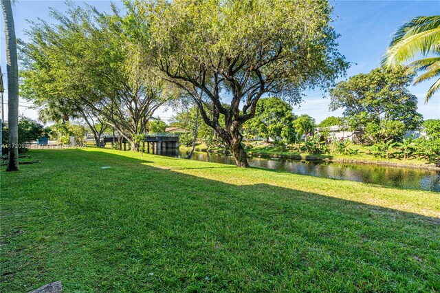 view of yard featuring a water view