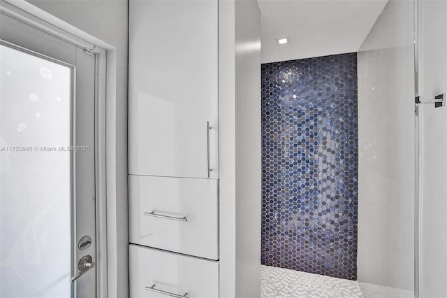 bathroom featuring tiled shower